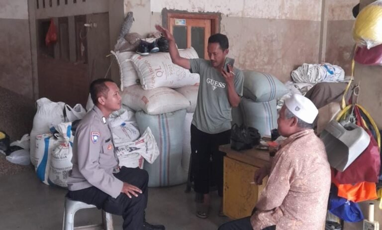 Dekatkan Diri ke Masyarakat, Polsek Rajadesa Perkuat Kamtibmas Melalui Giat Sambang di Dusun Cigoong