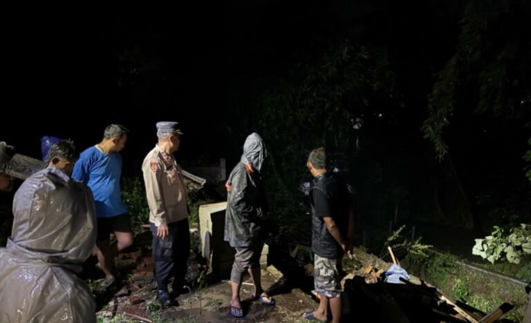 Polsek Sukawening Cek Rumah Roboh Akibat Hujan Deras dan Tanah Labil, Kerugian Capai Rp 100 Juta
