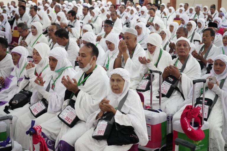 Jemaah Calhaj Kloter 13 Langsung Pakai Kain Ihram Sejak di Ahmed