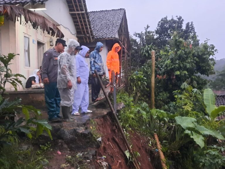Polsek Ciamis Polres Ciamis Datangi TKP Bencana Tanah Longsor Hantam Bangunan Rumah Warga