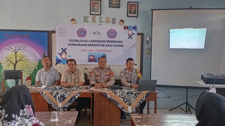 Police Go To School, Polsek Cikoneng Beri Edukasi Berlalu Lintas ke Siswa di SDN 1 dan 2 Sukasenang
