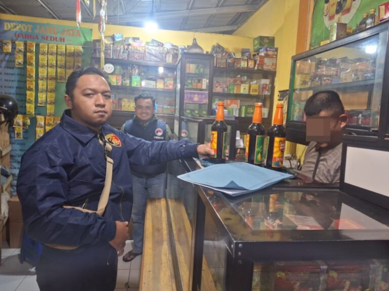 Polres Garut Gelar Operasi Razia Minuman Keras, dan Mengamankan Puluhan Botol Miras Berbagai Jenis.
