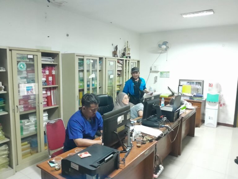 Tidak Mengenal Lelah Petugas Puskesmas Citeras Giat Siang Malam, Melayani Untuk Kesehatan Warganya.