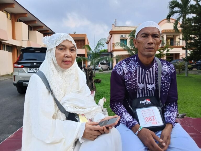 20 Tahun Jualan Pisang Goreng, Pasutri Asal Sergai Naik Haji