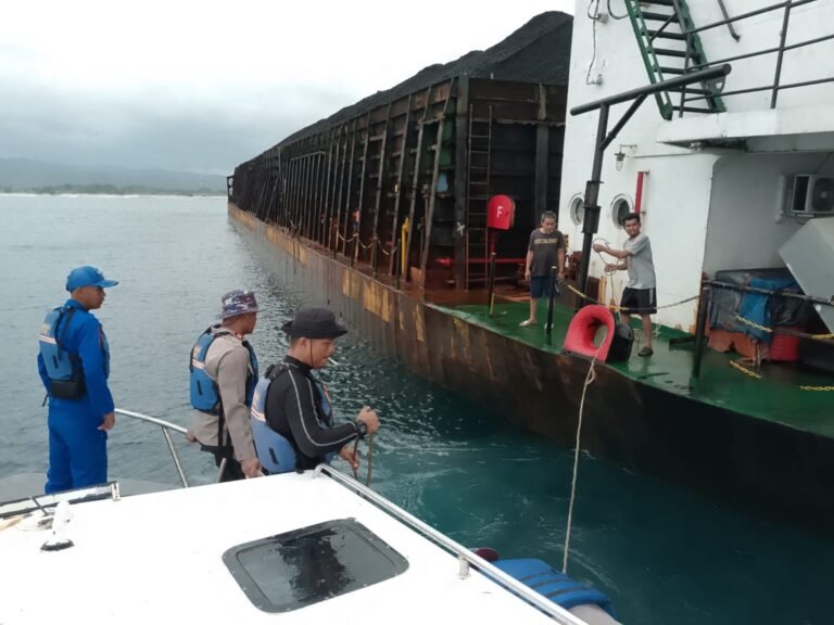 Sat Polairud Polres Garut Periksa Kapal Batubara “Premium Bahari” yang Berlindung di Perairan Santolo