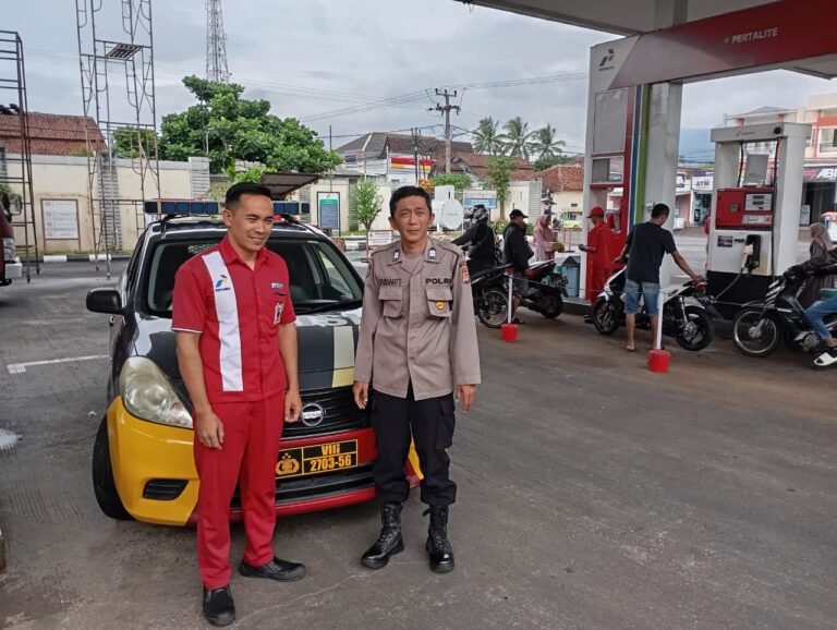 Berikan Rasa Nyaman, Dua Anggota Polsek Kawali Polres Ciamis Patroli Dialogis ke Masyarakat