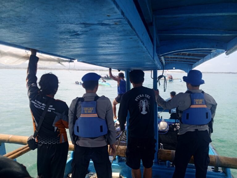 Sat Pol Airud Polres Garut Evakuasi Perahu Nelayan Terbalik di Pantai Karang Papak