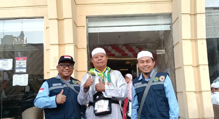 Pak Seger (tengah) berdiri bersama dua orang jemaah haji lainnya dari rombongannya di Tanah Suci.