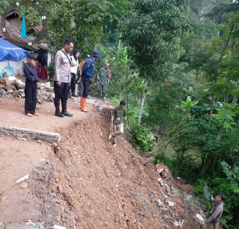 Kapolsek Banjarwangi Cek TKP Tanah Longsor Dan Pergeseran Tanah di Empat Desa