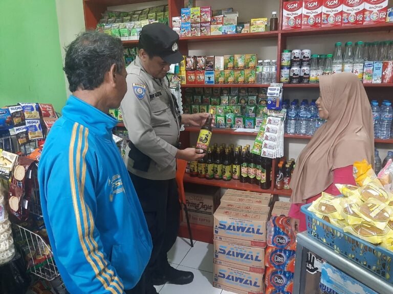 Humanis, Polsek Cipaku Polres Ciamis Patroli Dialogis Beri Kenyamanan Warga Saat Malam Hari