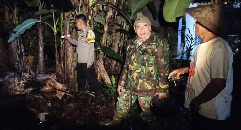 Diduga Lapuk, Polsek Lakbok Polres Ciamis Datangi Rumah Ambruk di Desa Kalapasawit
