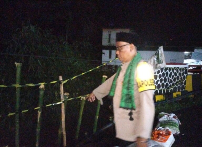 Polsek Pamungpeuk Tinjau Lokasi Tanggul dan Badan Jalan Ambrol di Jembatan Wanakari, Akses Jalan Terganggu