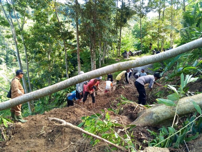 Polsek Bungbulang Bersama Warga dan Aparatur Desa Gotong Royong Bersihkan Material Longsor