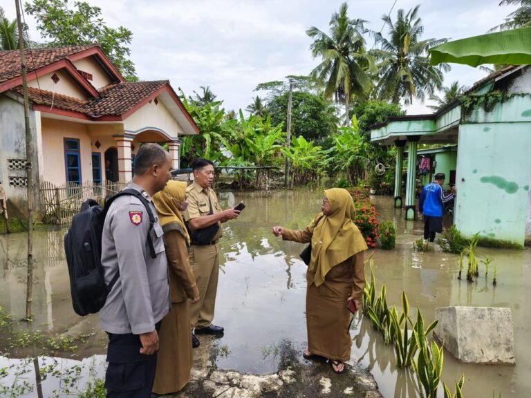 Respons Cepat Polsek Lakbok dalam Monitoring Banjir Desa Sidarahayu, Kapolsek Tegaskan Komitmen Jaga Keselamatan Warga