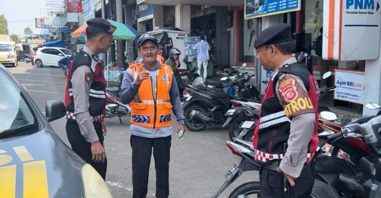 Sat Samapta Polres Ciamis Tingkatkan Kewaspadaan Masyarakat Melalui Himbauan Kamtibmas di Pusat Keramaian