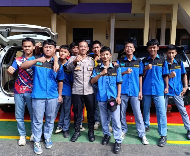 Polsek Cikoneng Datangi SMK Galuh Rahayu Binluh Terkait Bahaya Kenakalan Remaja