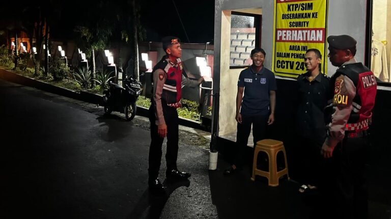 Cipkon Jam Rawan, Sat Samapta Polres Ciamis Patroli ke Perum Jati Indah Beri Imbauan Kamtibmas