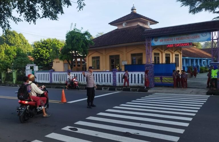 Pelayanan Masyarakat, Polsek Cijeungjing Polres Ciamis Bantu Anak Menyebrang di Area Sekolah