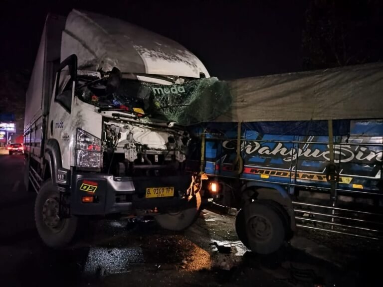 Tronton Hantam Truk Sedang Parkir, Polisi: Supir Tronton Diduga Mengantuk