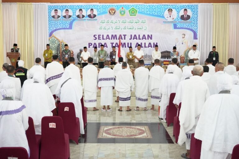 Kloter 23 Bertolak ke Tanah Suci, Dua Jemaah Calhaj Tunda Keberangkatan Karena Sakit