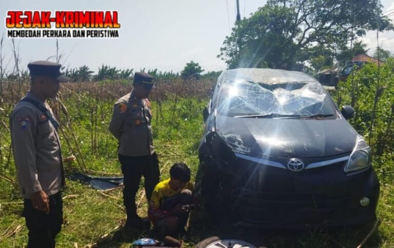 Polsek Cikelet Iptu Aktas Komalsyah S.,S.H. Evakuasi Mobil Avanza Tabrak Warung, Dan Masuk Kebun
