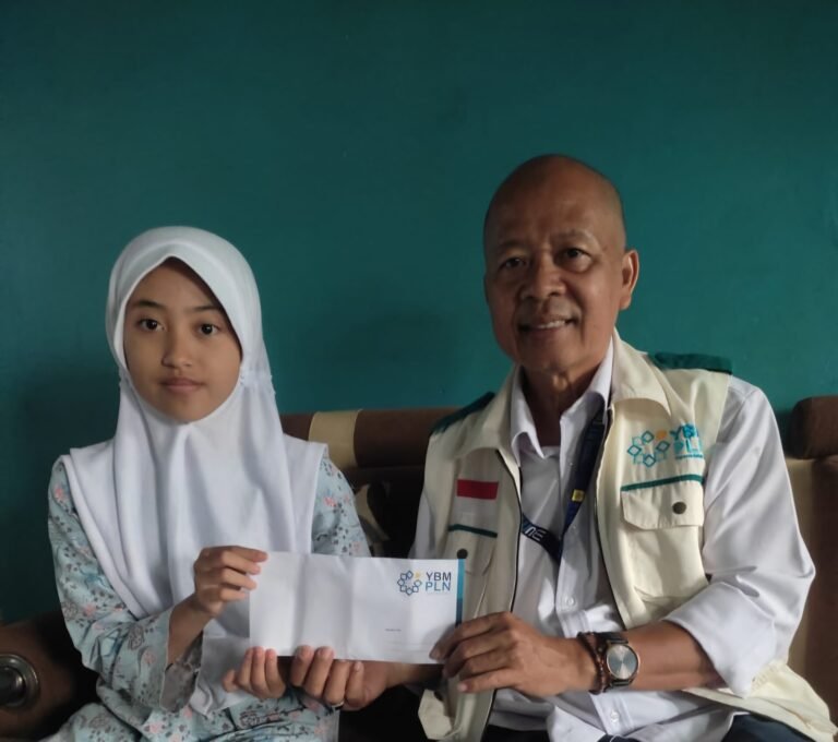 PLN Tasikmalaya Bersama YBM Berikan Bantuan Pendidikan Jelang Hari Raya Kurban