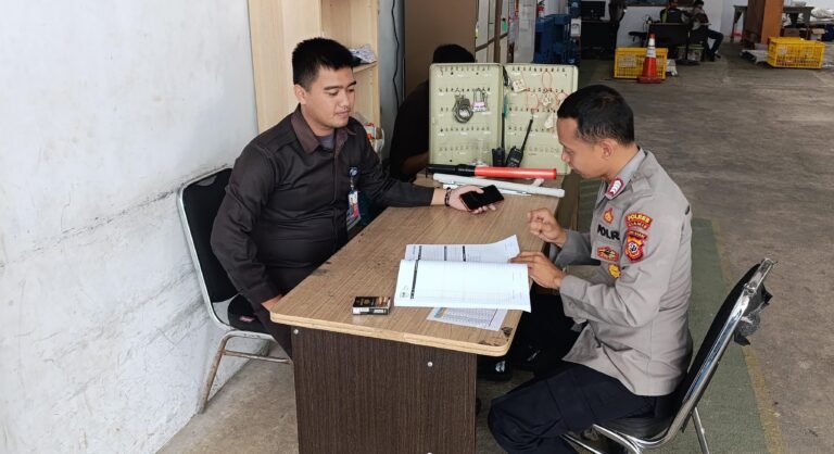 Perkuat Sinergitas, Polsek Cikoneng Datangi Satpam PT. Anteraja Beri Imbauan Kamtibmas