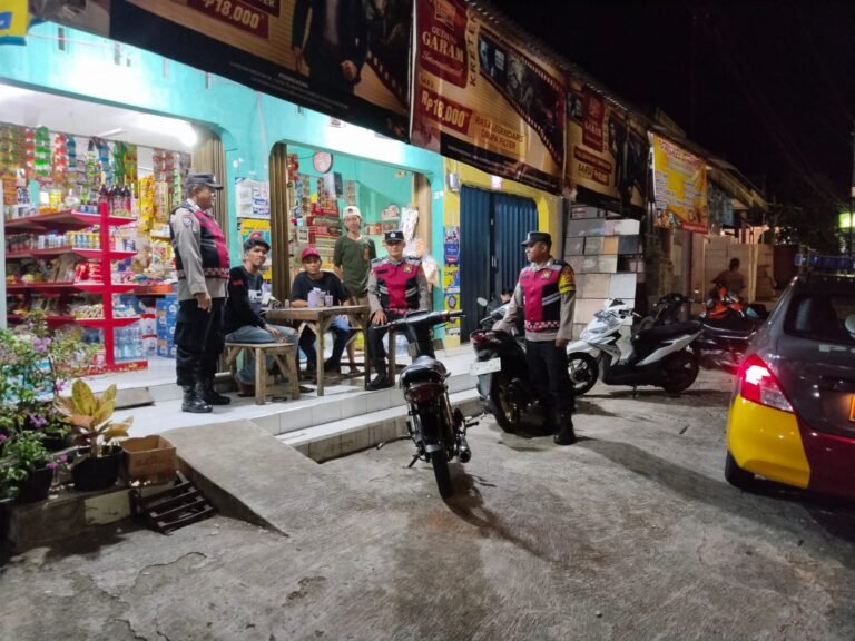 Berikan Rasa Aman, Personel Polsek Kawali Polres Ciamis Patroli Dialogis di Malam Hari