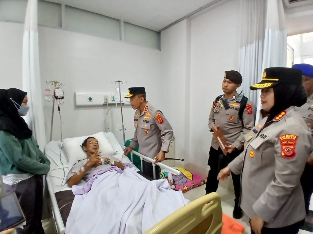 Kapolda Jabar Kunjungi Korban Longsor Pertambangan Gunung Kuda di RS Mitra Plumbon