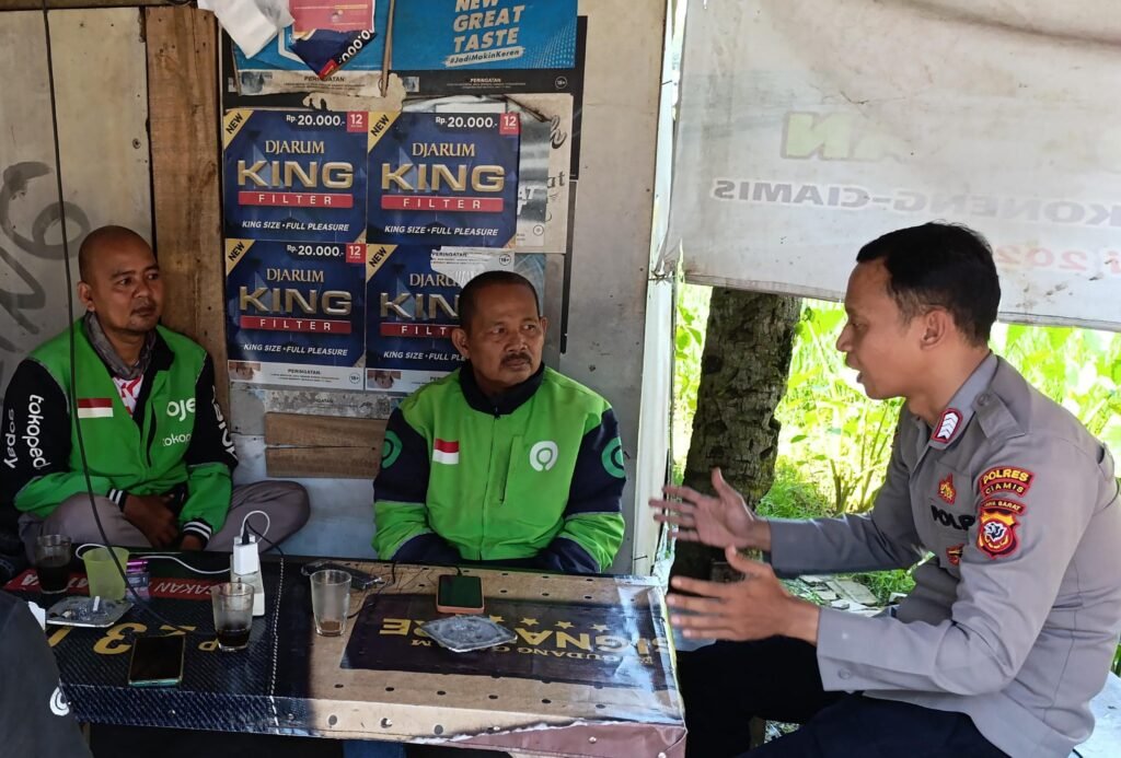 Perkuat Sinergi dengan Komunitas, Polsek Cikoneng Sambangi Paguyuban Ojek Online Sindangkasih