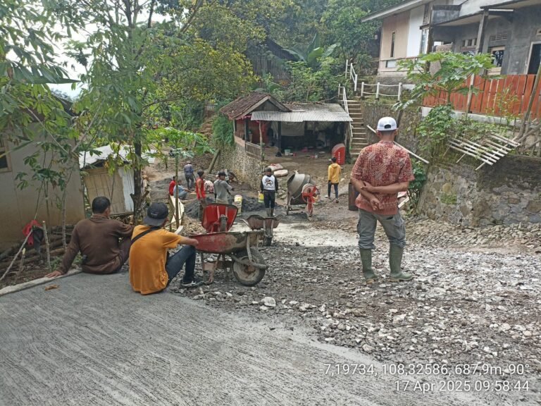Bhabinkamtibmas Polsek Kawali Kawal Pengecoran Jalan, Wujud Nyata Polisi Hadir di Tengah Masyarakat
