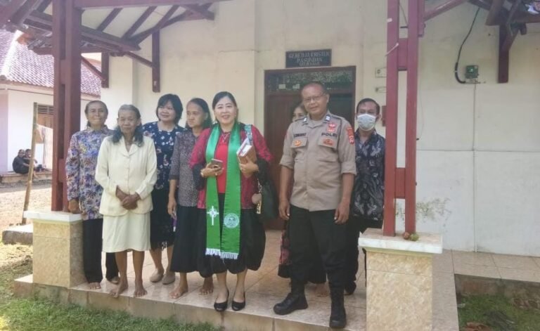 Polsek Cisaga Berikan Pengamanan Kegiatan Ibadah Minggu Pagi di Gereja Kristen Pasundan