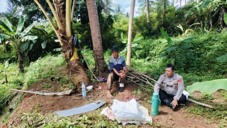 Polsek Sukadana Polres Ciamis Koorkom Kamtibmas Bareng Warga Ciparigi di Sawah
