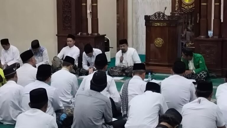 Polsek Kawali Ikuti Gema Sholawat Al Barjanzi Masyarakat Kawali Doakan Jamaah Haji Asal Ciamis