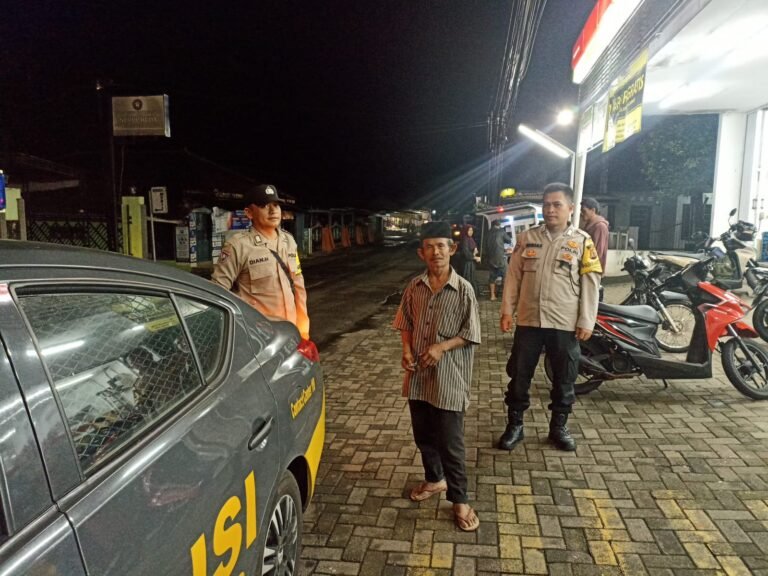 Berikan Rasa Aman, Personel Polsek Kawali Polres Ciamis Patroli Dialogis di Malam Hari