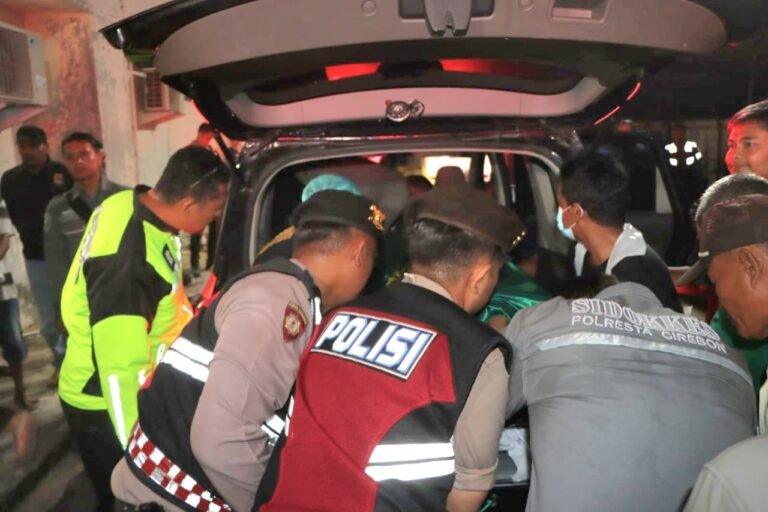 Polisi Kawal Penyerahan Jenazah Korban Longsor Gunung Kuda ke Rumah Duka