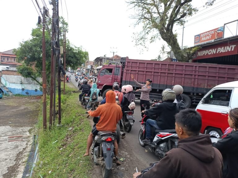 Truk Tronton Amblas di Depan Material Putra Mandiri, Arus Lalu Lintas Terhambat Polsek Wanaraja Bantu Evakuasi dan Laksanakan Pengaturan