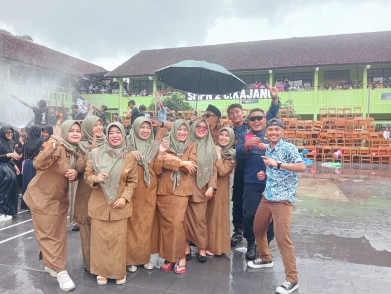 Kelulusan Nol Rupiah, Tapi Meriah! SMPN 2 Cikajang Gelar Acara SPENDUCIK STAY IN MY HEART 2025