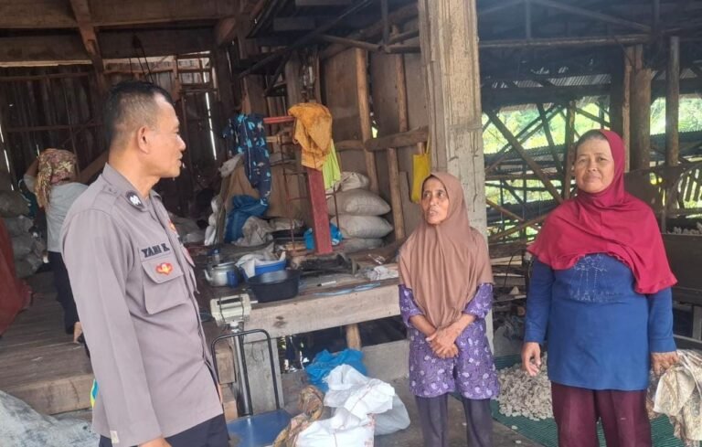 Pererat Sinergi dengan Pelaku UMKM, Bhabinkamtibmas Polsek Sukadana Sambangi Pengusaha Kerupuk di Desa Margajaya