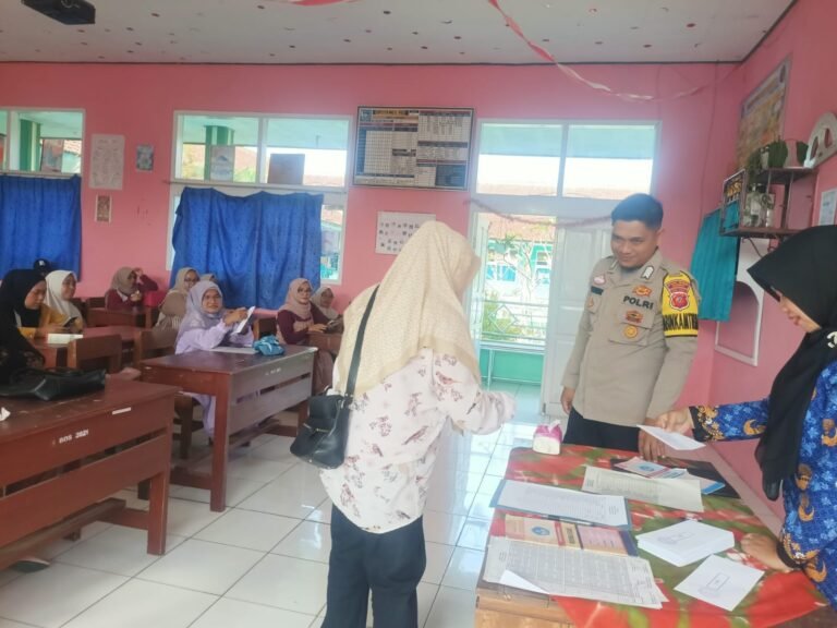 Polisi Kawal Kelulusan SMP di Cikoneng, Wujudkan Situasi Aman dan Kondusif Tanpa Euforia Berlebihan