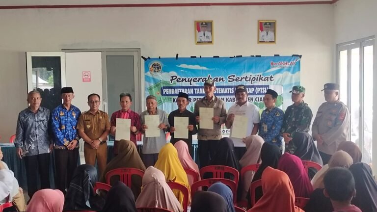 Polsek Kawali Kawal Penyerahan Sertifikat PTSL, Wujudkan Kepastian Hukum dan Ketertiban di Tengah Masyarakat