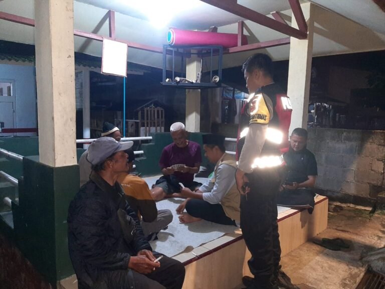 Humanis, Polsek Cipaku Polres Ciamis Patroli Dialogis Beri Kenyamanan Warga Saat Malam Hari