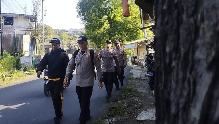 Patroli Jalan Kaki Polsek Cilawu Dalam Rangka Harkamtibmas, Jalin Kedekatan dengan Warga