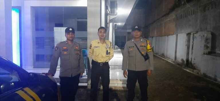 Berikan Rasa Aman, Personel Polsek Kawali Polres Ciamis Patroli Dialogis di Malam Hari