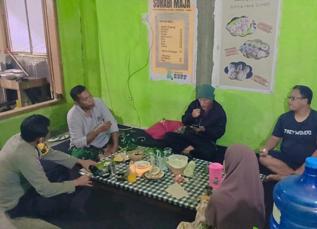 Perkuat Sinergitas, Polsek Cikoneng Polres Ciamis Binpatibsos ke Desa Kujang Saat Malam Hari