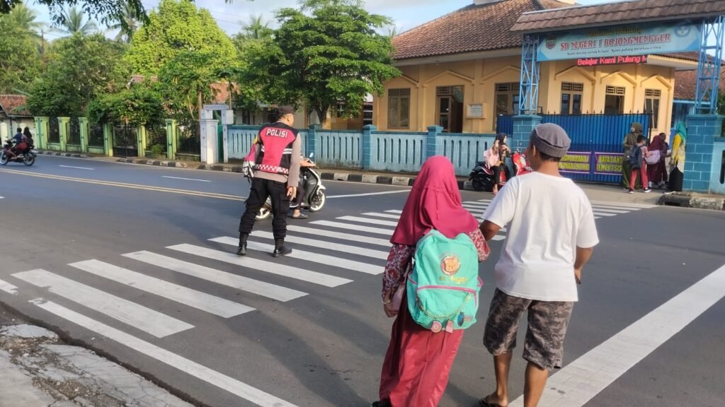 Pelayanan Masyarakat, Polsek Cijeungjing Polres Ciamis Bantu Anak Menyebrang di Area Sekolah