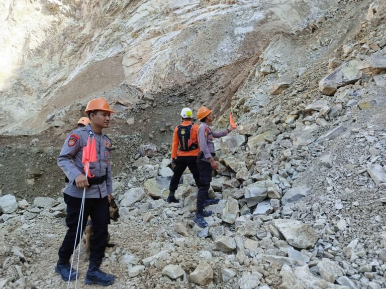 Hari Keenam, Tim K-9 Endus Empat Titik Korban Longsor Gunung Kuda Cipanas