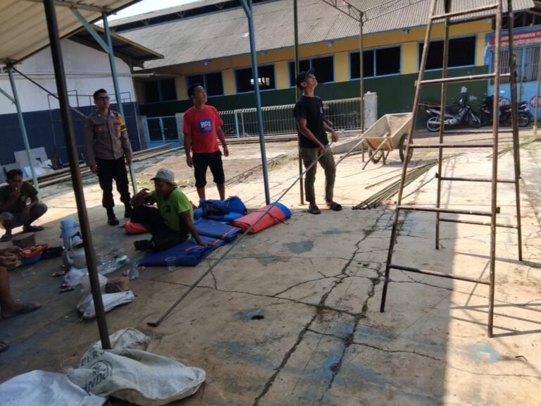 Polsek Cikoneng Aktif Monitor Tempat Penyembelihan Hewan Kurban, Pastikan Kegiatan Berjalan Aman dan Kondusif