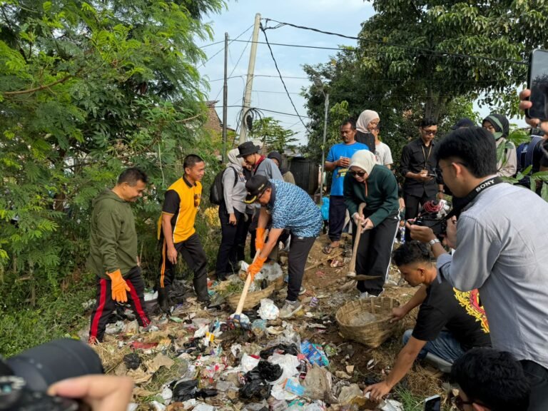 Polres Garut Bersama Forkopimda Gelar Aksi Bersih Sampah Di Sungai Cimanuk Peringati Hari Lingkungan Hidup Sedunia 2025