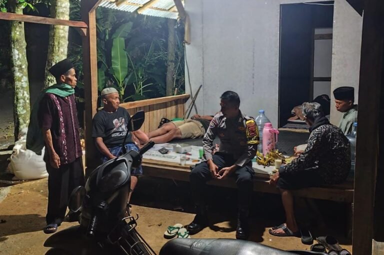 Perkuat Sinergitas, Polsek Kawali Polres Ciamis Beri Binluh ke Warga Karangpawitan Saat Ngeronda